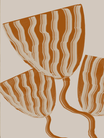 Grafische Illustration von drei gestreiften Blüten in Beige und Braun vor einem hellbeigen Hintergrund.