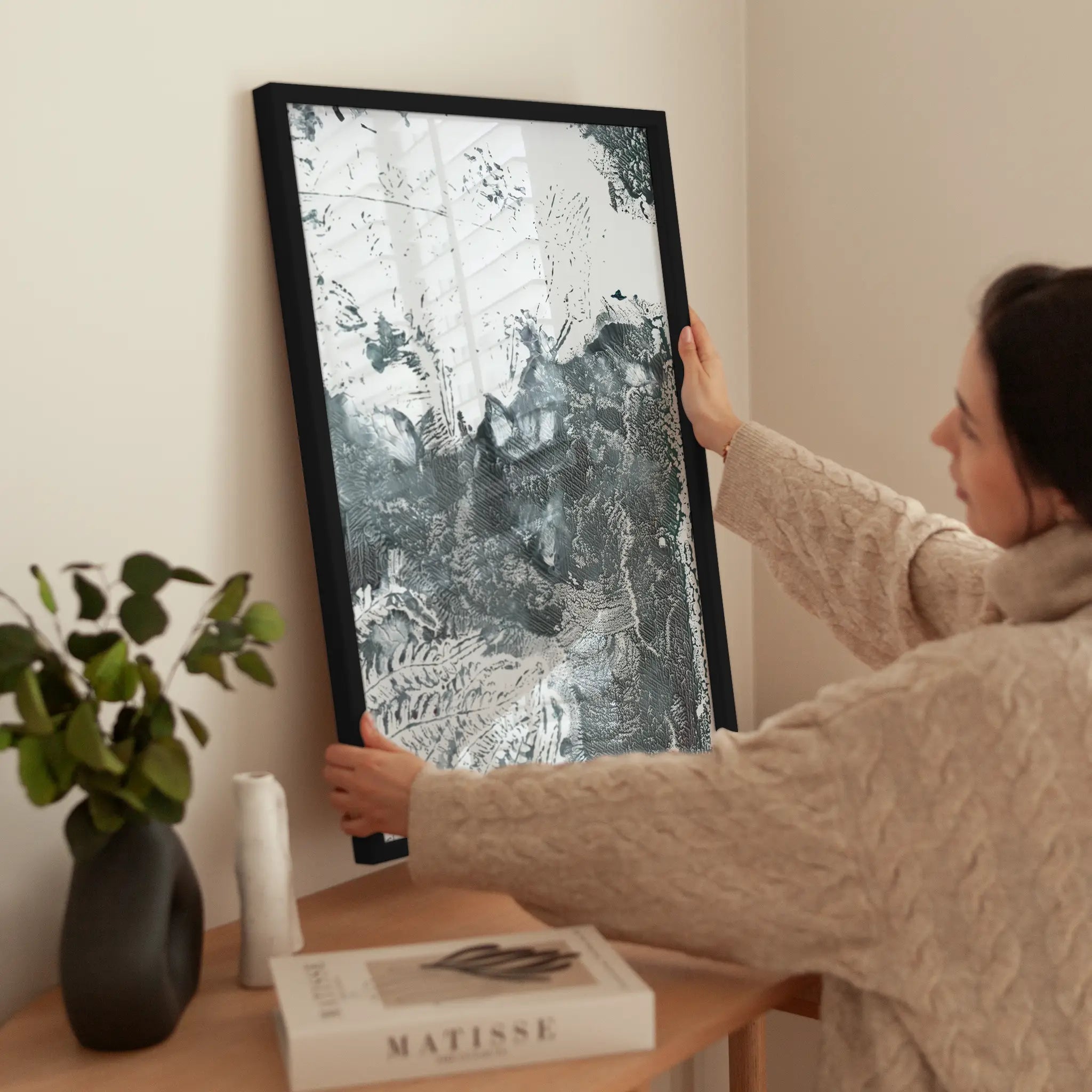 Monochrome Abstract wird aufgehängt