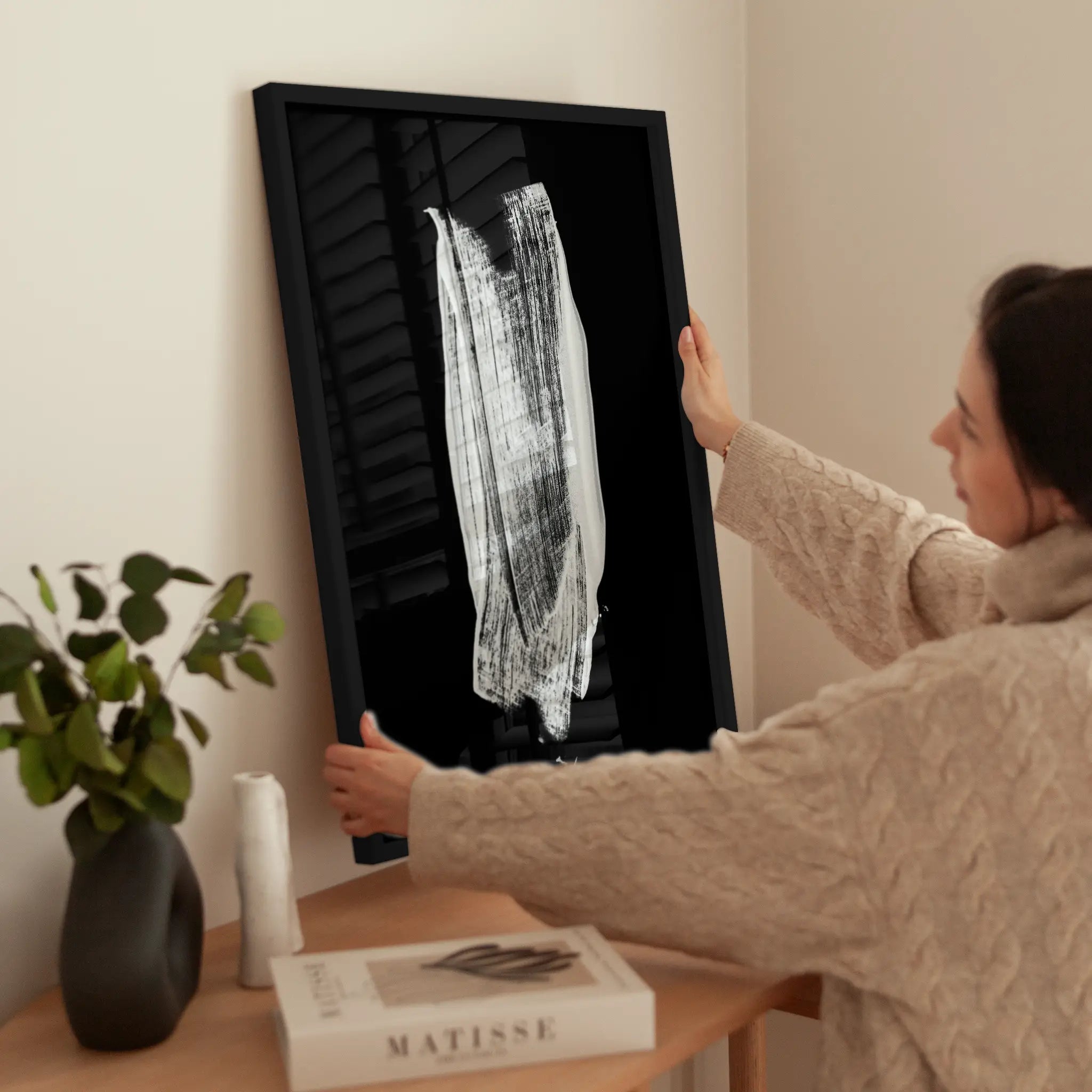 Monochrome Brushstroke wird aufgehängt