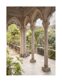 Fotografie eines Balkons mit Bögen und Blick auf einen grünen Garten.