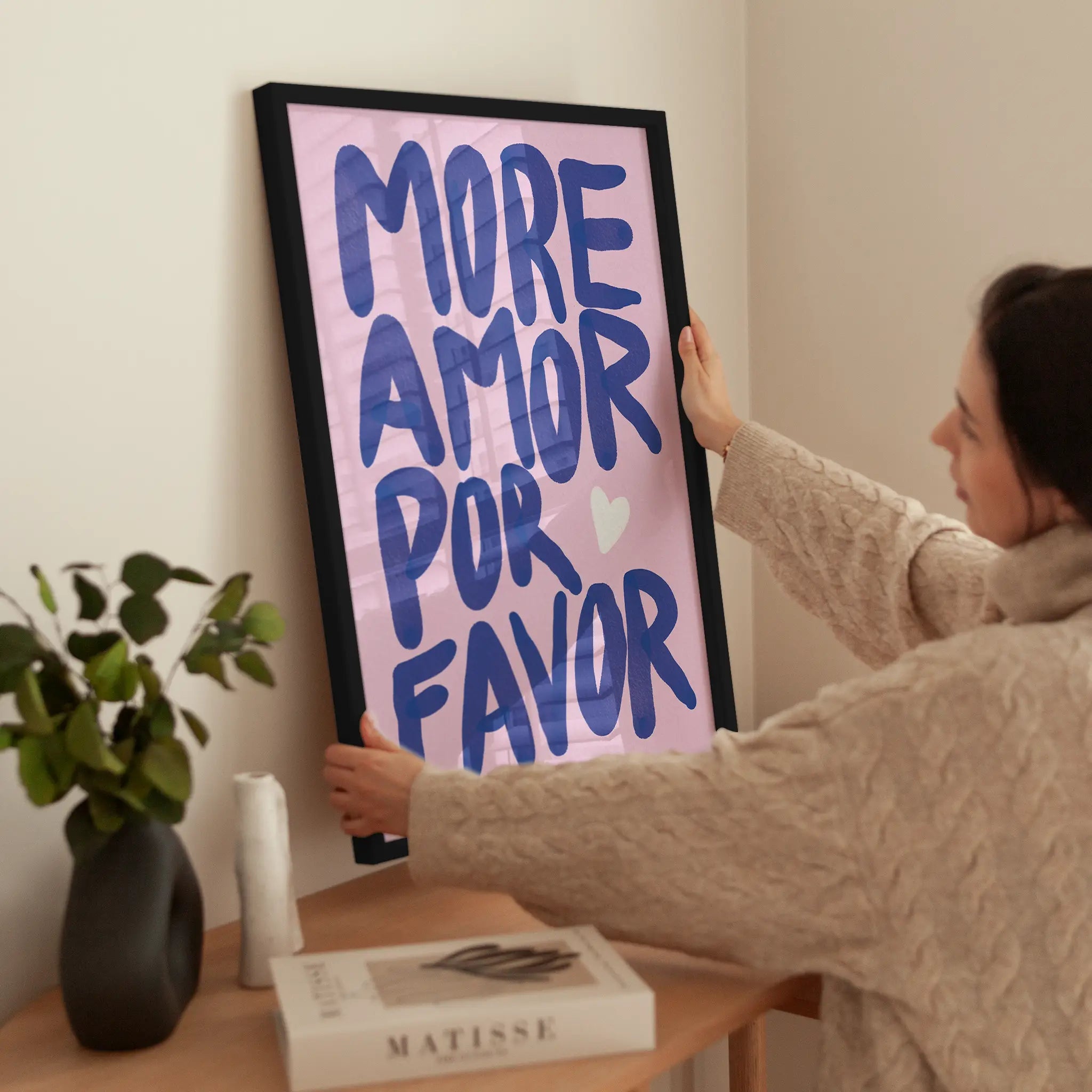 More Amor Por Favor Blue wird aufgehängt