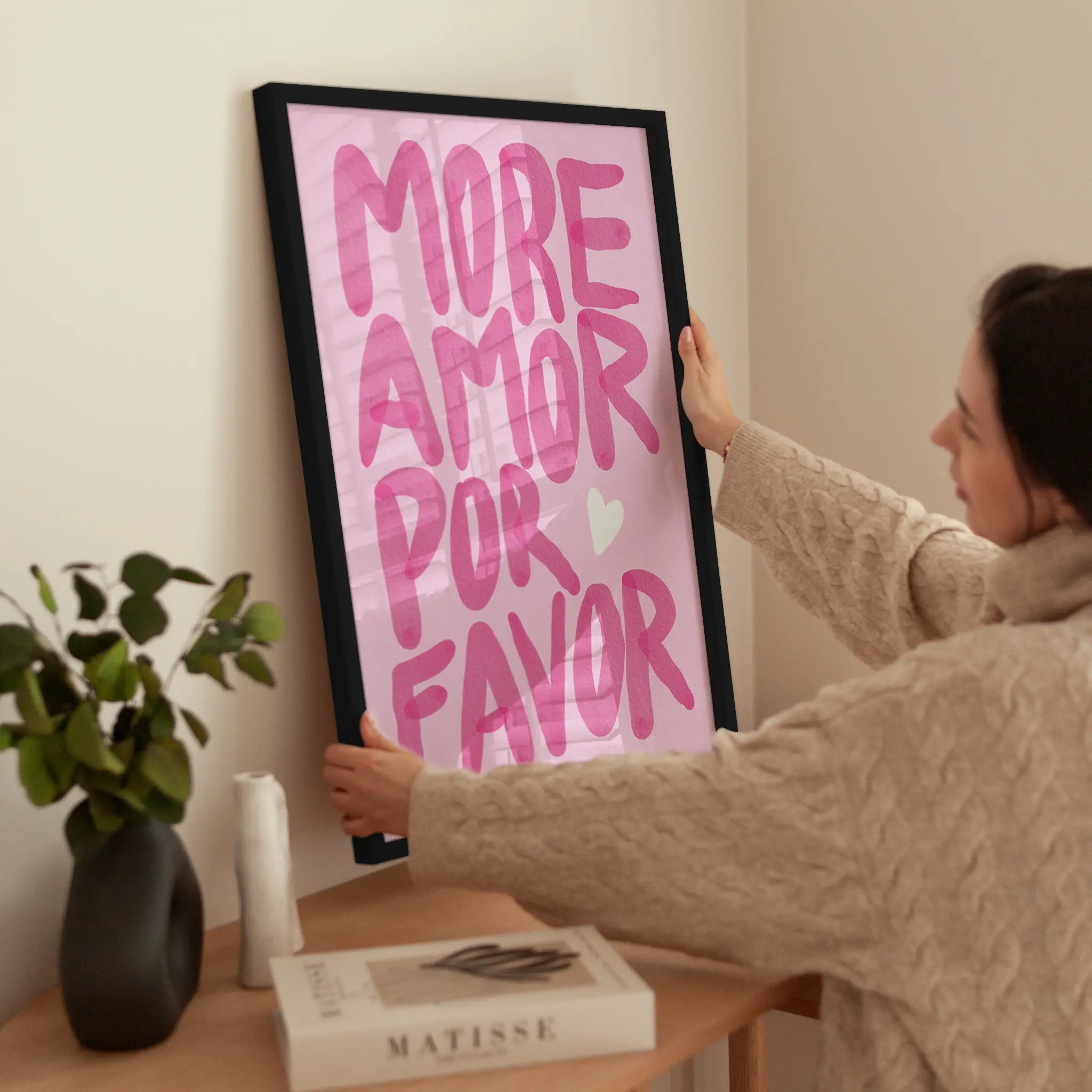 More Amor Por Favor Pink wird aufgehängt