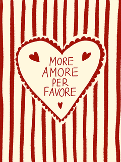 Ein Herz mit dem Text "More amore per favore" vor einem gestreiften Hintergrund.