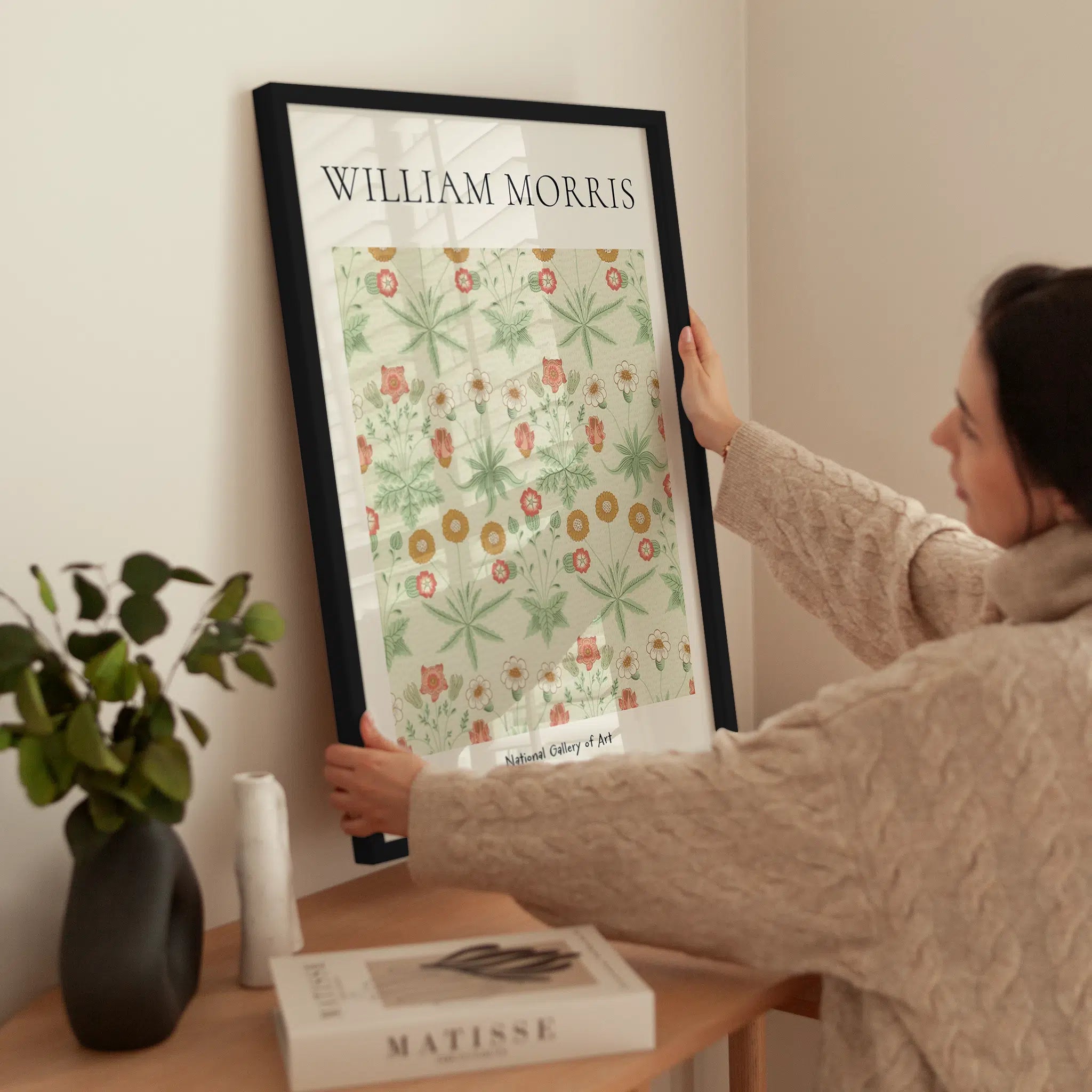 Morris — Botanical Print wird aufgehängt