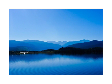 Fotografie einer Bergkette in Colorado mit einem blauen See im Vordergrund.