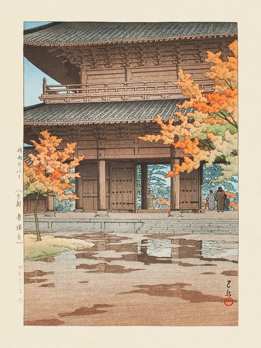 Ein traditioneller japanischer Holztempel umgeben von Herbstbäumen.