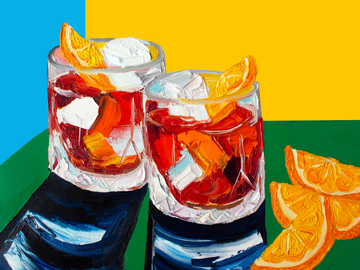 Zwei Negroni-Cocktails in Gläsern mit Eis und Orangenscheiben vor einem bunten Hintergrund.