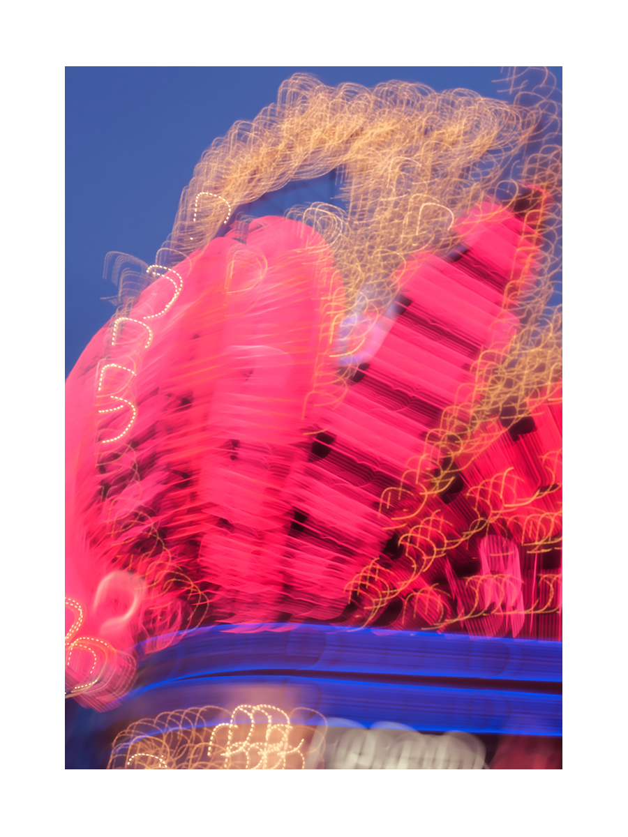 Abstrakte rote und gelbe Lichter vor einem blauen Hintergrund.