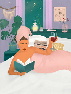 Illustration einer Frau im Bett mit einem Buch und einem Glas Wein, umgeben von Pflanzen und Dekorationen.