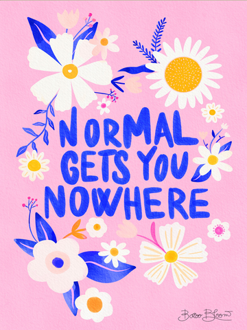 Poster mit dem Text "Normal gets you nowhere" in Blau auf Rosa, umgeben von weißen Blumen mit gelben Zentren und blauen Blättern.