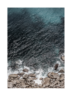 Fotografie von Wellen, die gegen Felsen schlagen.