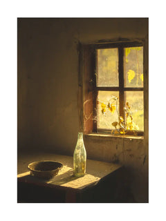 Fotografie eines alten Fensters mit gelben Blättern, einem Tisch mit einer Flasche und einer Schale.