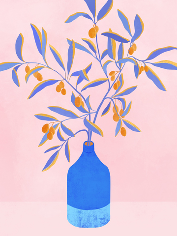 Olivenzweig in blauer Vase vor rosa Hintergrund.