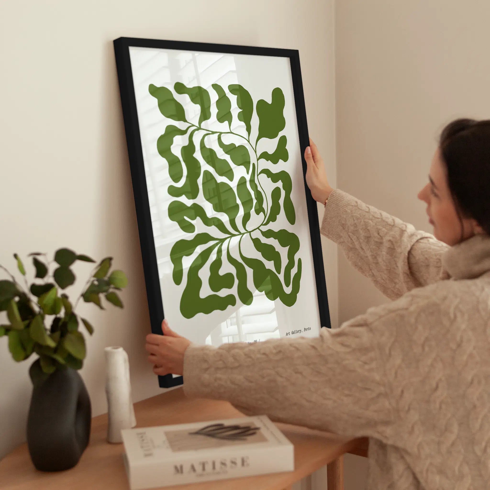 Olive Green Graphic wird aufgehängt