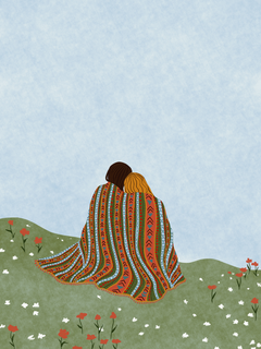 Zwei Personen sitzen unter einer bunten Decke auf einer Blumenwiese mit blauem Himmel im Hintergrund.