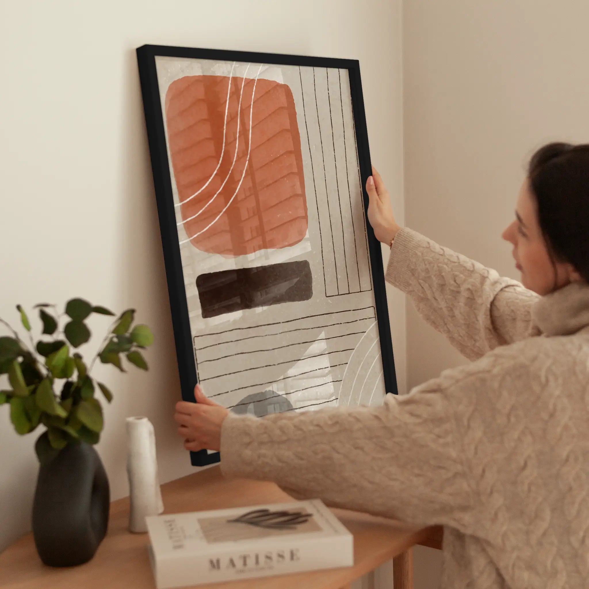 Orange Minimal Shapes No1 wird aufgehängt