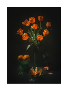 Stillleben mit orangefarbenen Tulpen in einer Vase und geschälten Orangen.
