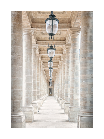 Fotografie von Säulen und Laternen im Palais Royal, Paris.