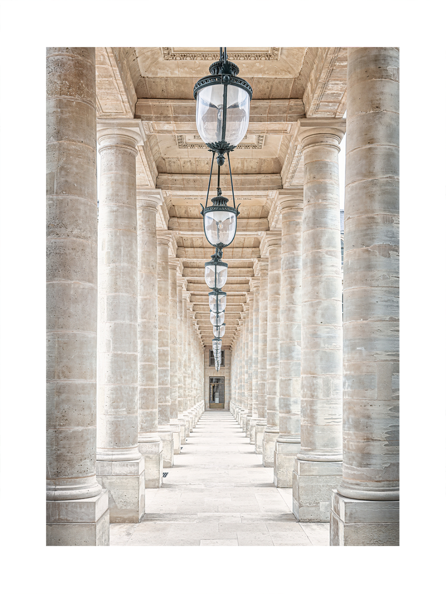 Fotografie von Säulen und Laternen im Palais Royal, Paris.
