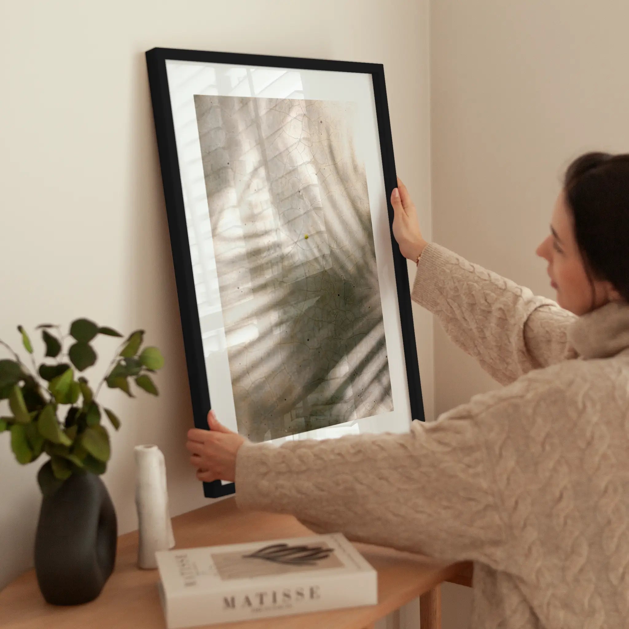 Palm Leaf Shadows wird aufgehängt