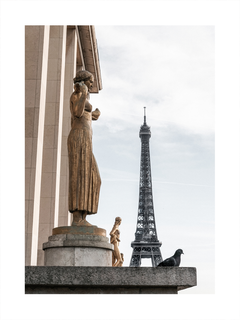 Fotografie des Eiffelturms mit einer goldenen Statue im Vordergrund.