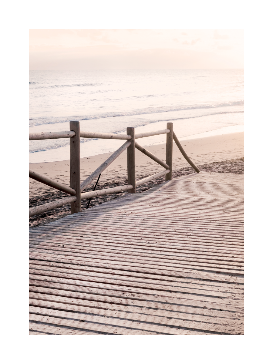 Fotografie eines Stegs am Strand bei Sonnenuntergang in Pastelltönen.