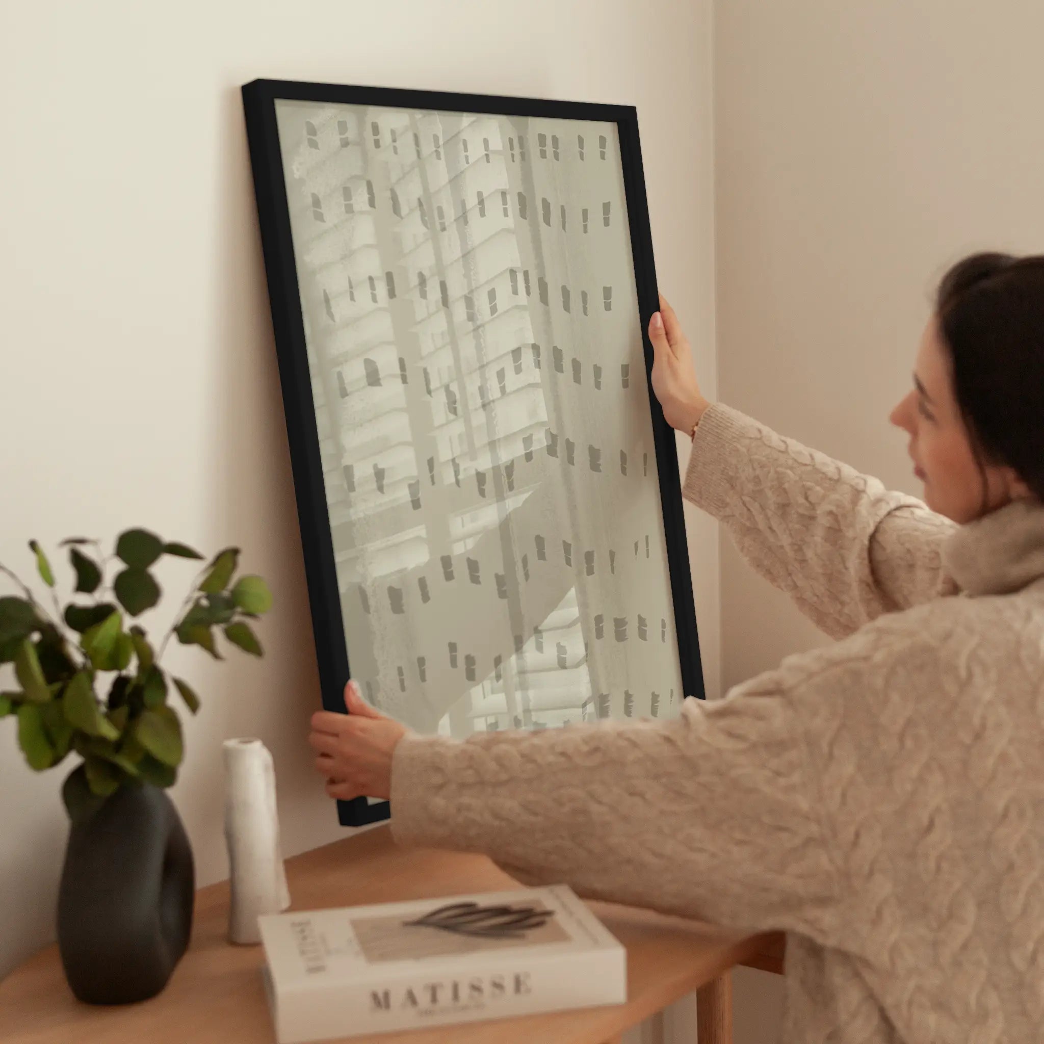 Patterned Beige wird aufgehängt