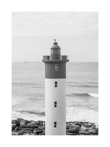 Schwarz-weiß-Fotografie eines Leuchtturms am Meer.
