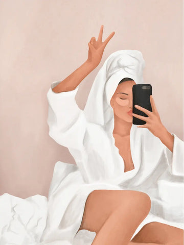 Illustration einer Frau in einem weißen Bademantel und Handtuchturban, die ein Selfie macht und das Peace-Zeichen zeigt.