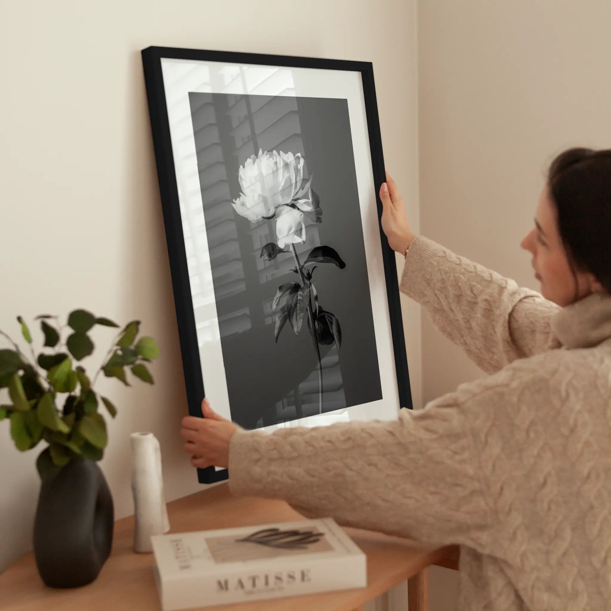 Peony in Black and White wird aufgehängt
