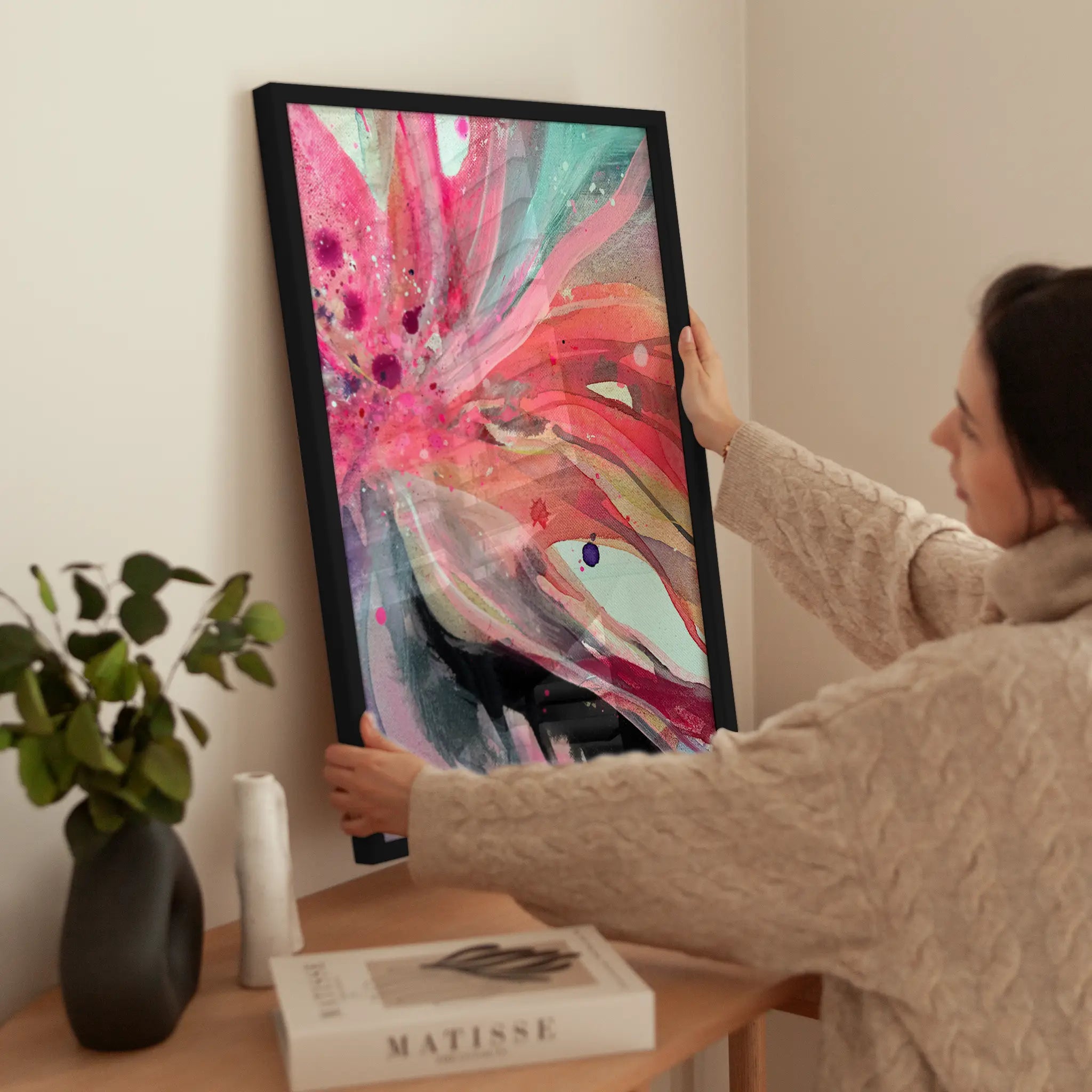 Pink Abstract Flower wird aufgehängt