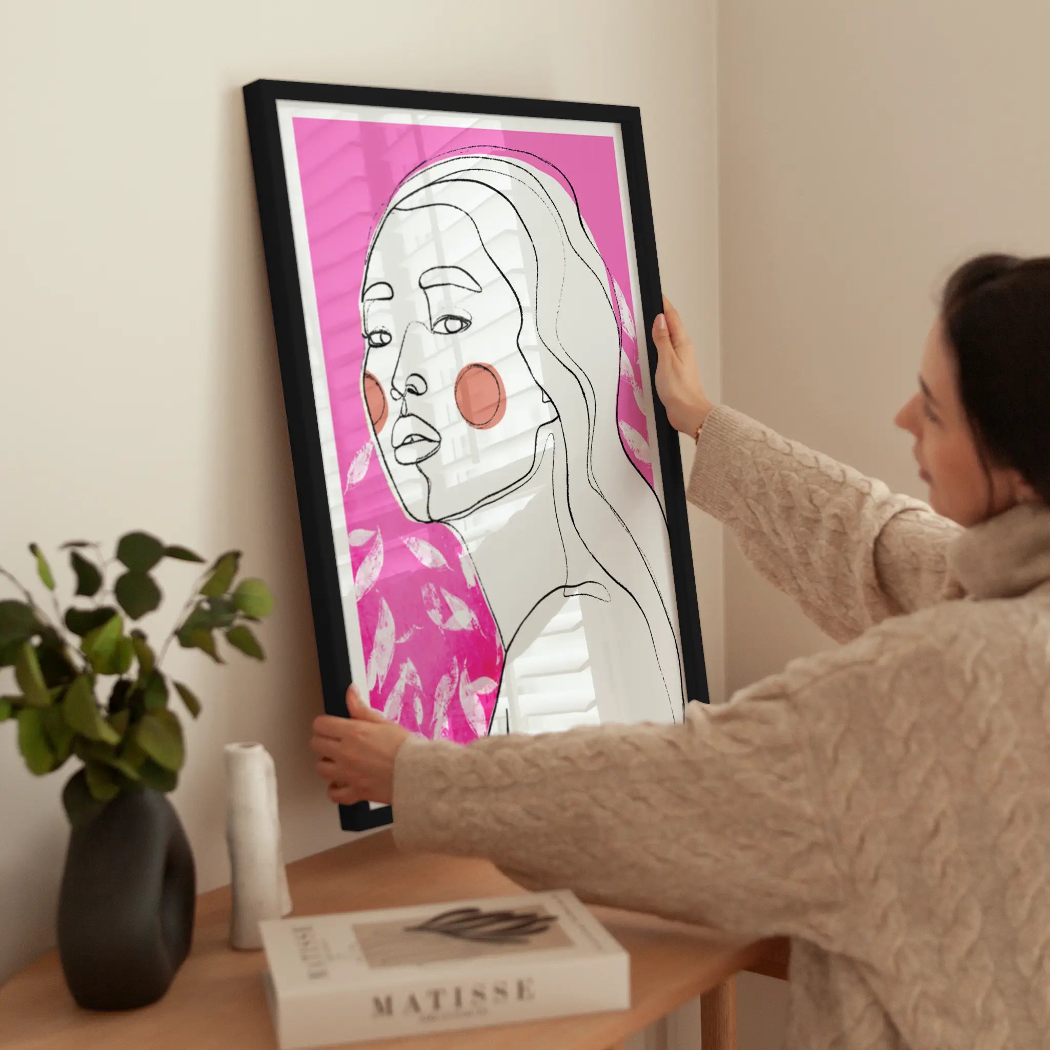 Pink Abstract Portrait wird aufgehängt