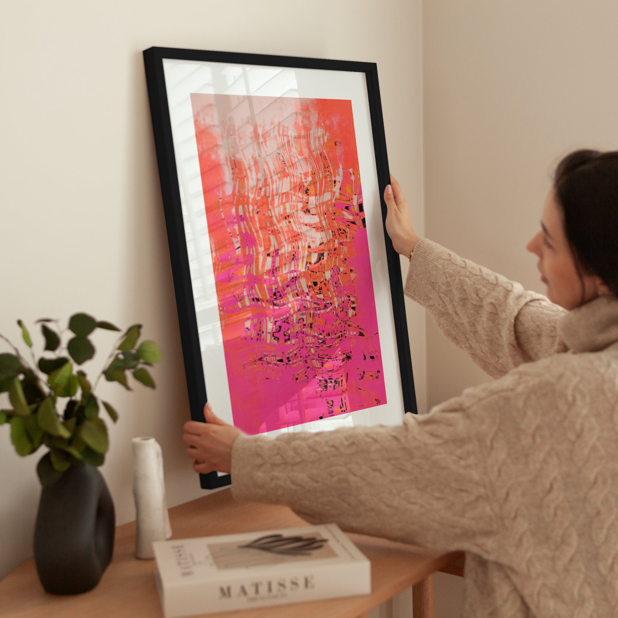Pink Abstract Waves wird aufgehängt