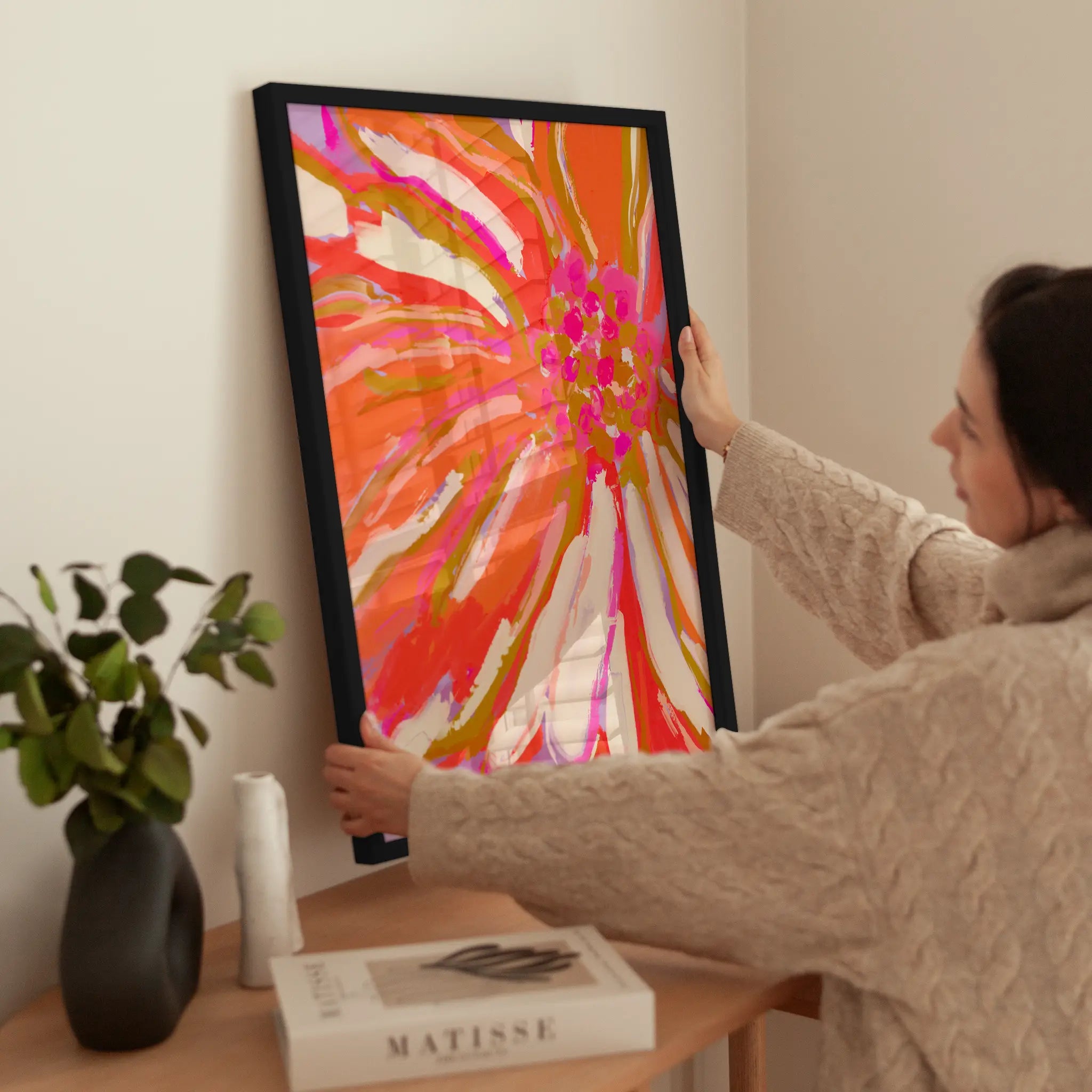 Pink Flower Painting wird aufgehängt
