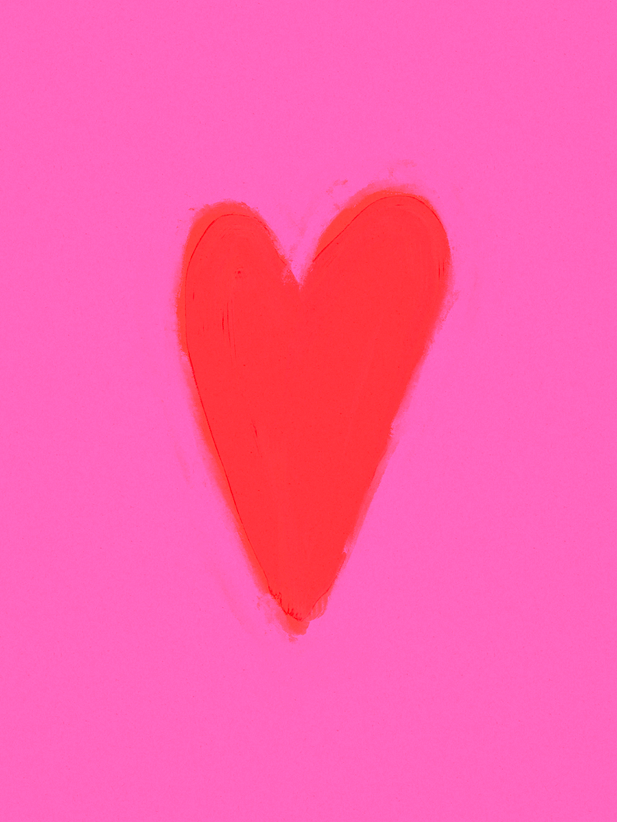 Ein rot gemaltes Herz auf einem pinkfarbenen Hintergrund.