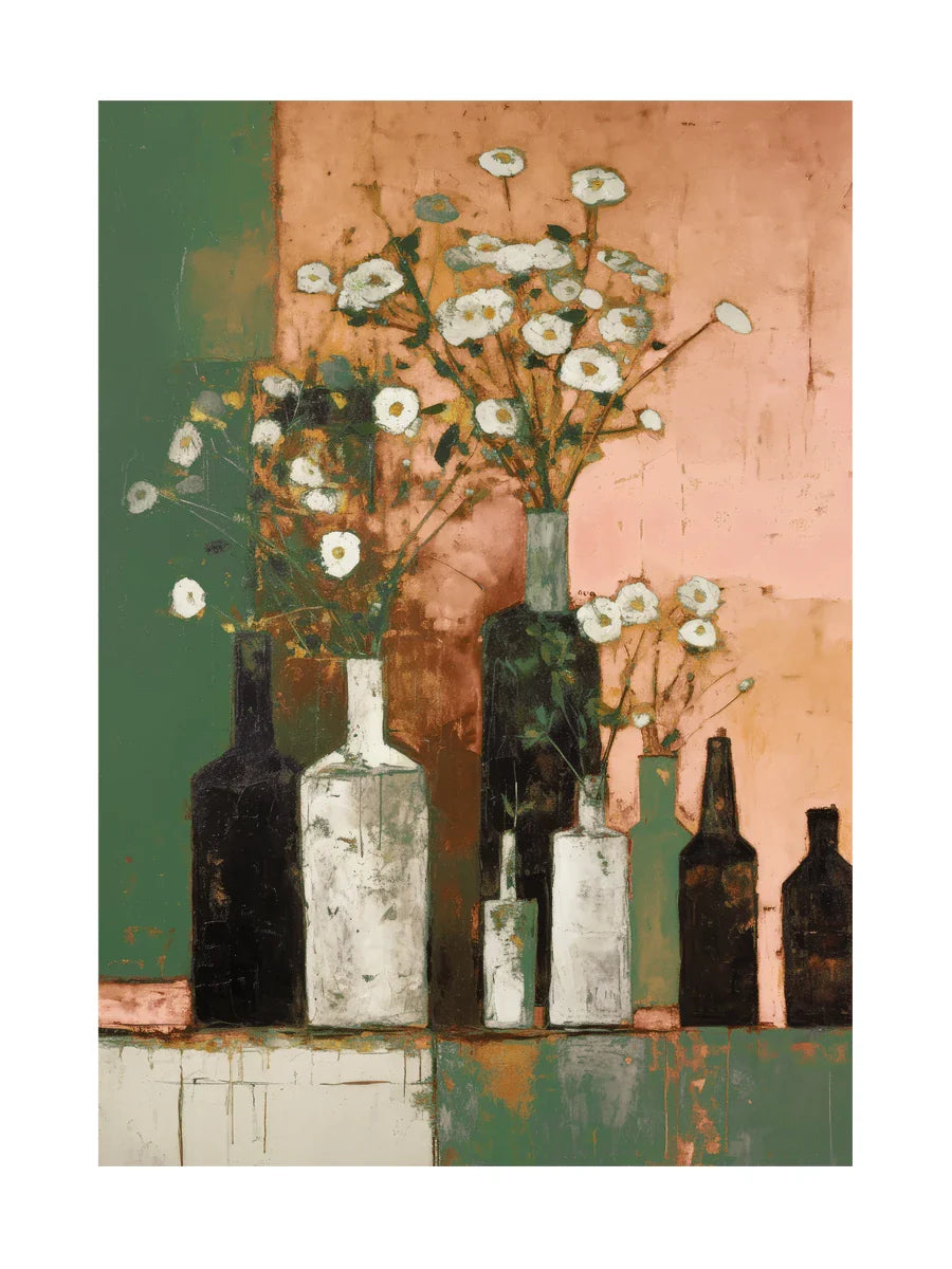 Stillleben von weißen Blumen in Flaschen vor einem rosa und grünen Hintergrund.