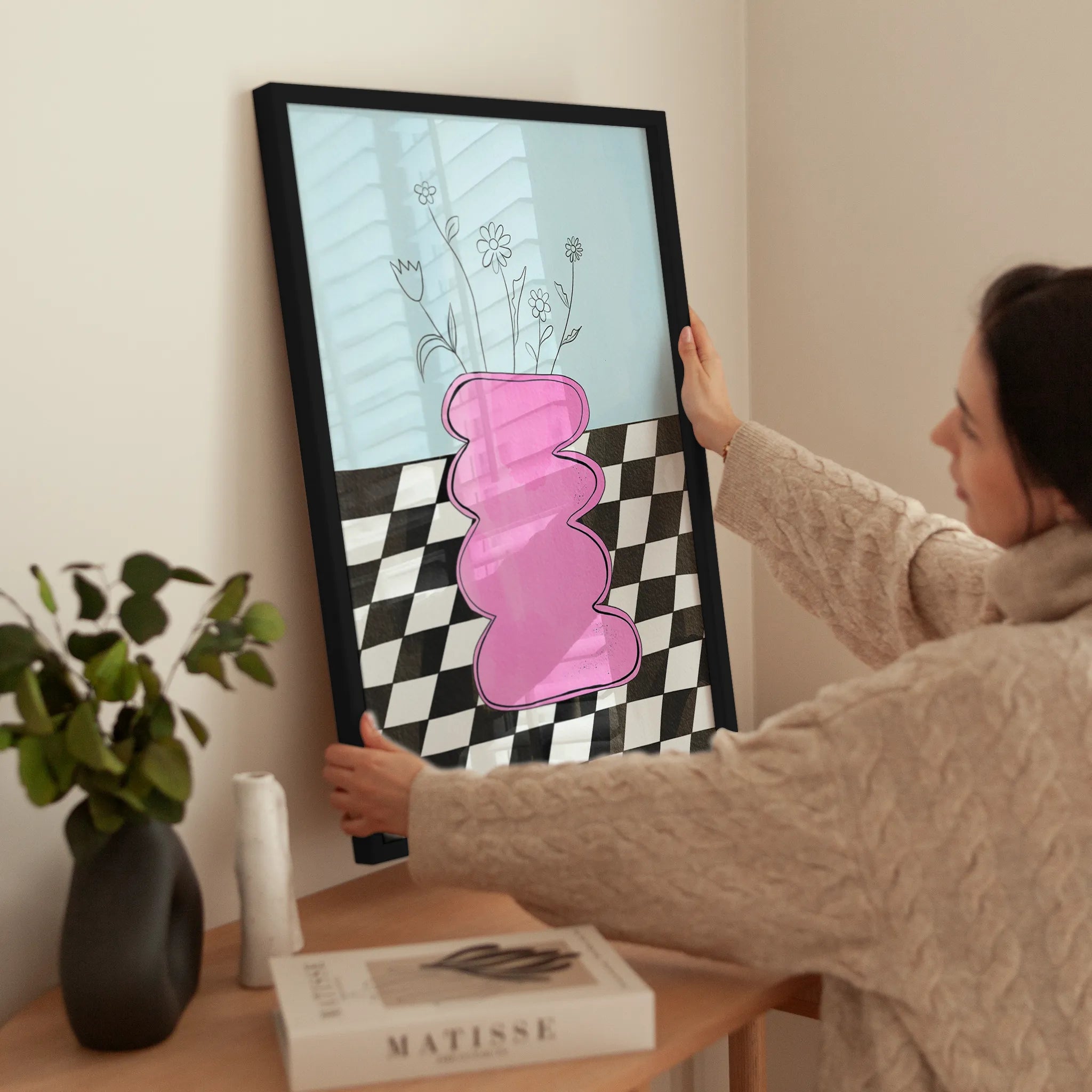 Pink Wiggly Vase wird aufgehängt