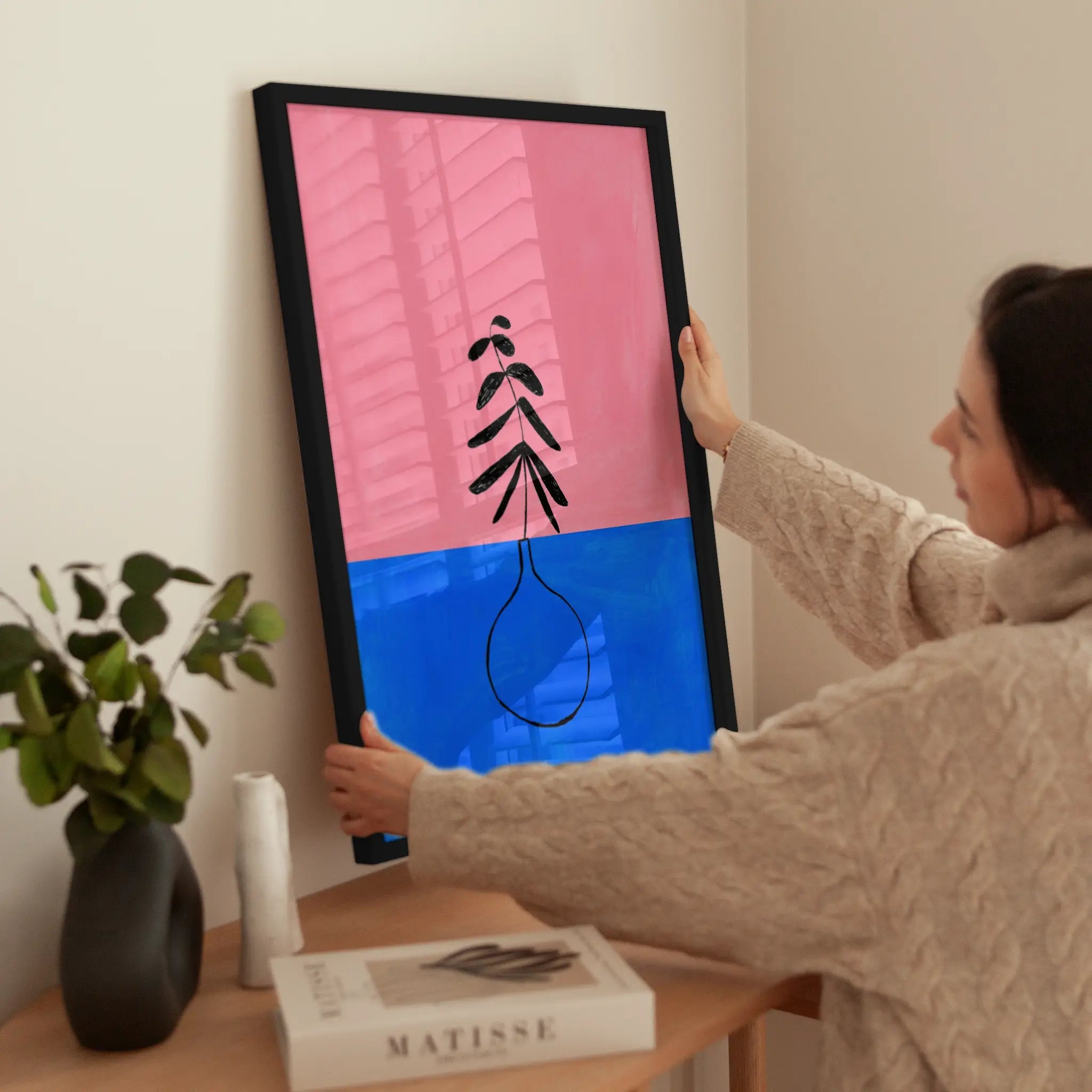 Pink and Blue Still Life wird aufgehängt