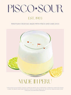 Grafische Illustration eines Pisco Sour mit Limetten und Zitronen vor einem hellrosa Hintergrund.
