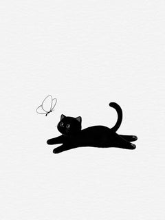 Illustration einer schwarzen Katze, die einen Schmetterling jagt, vor einem hellgrauen Hintergrund.
