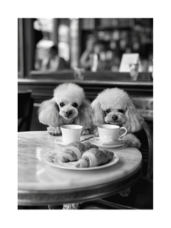 Zwei Pudel trinken Kaffee und essen Croissants in einem Café.