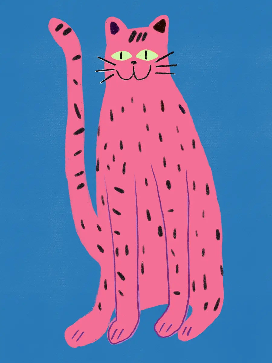 Illustration einer pinken Katze mit schwarzen Flecken und gelben Augen vor einem blauen Hintergrund.