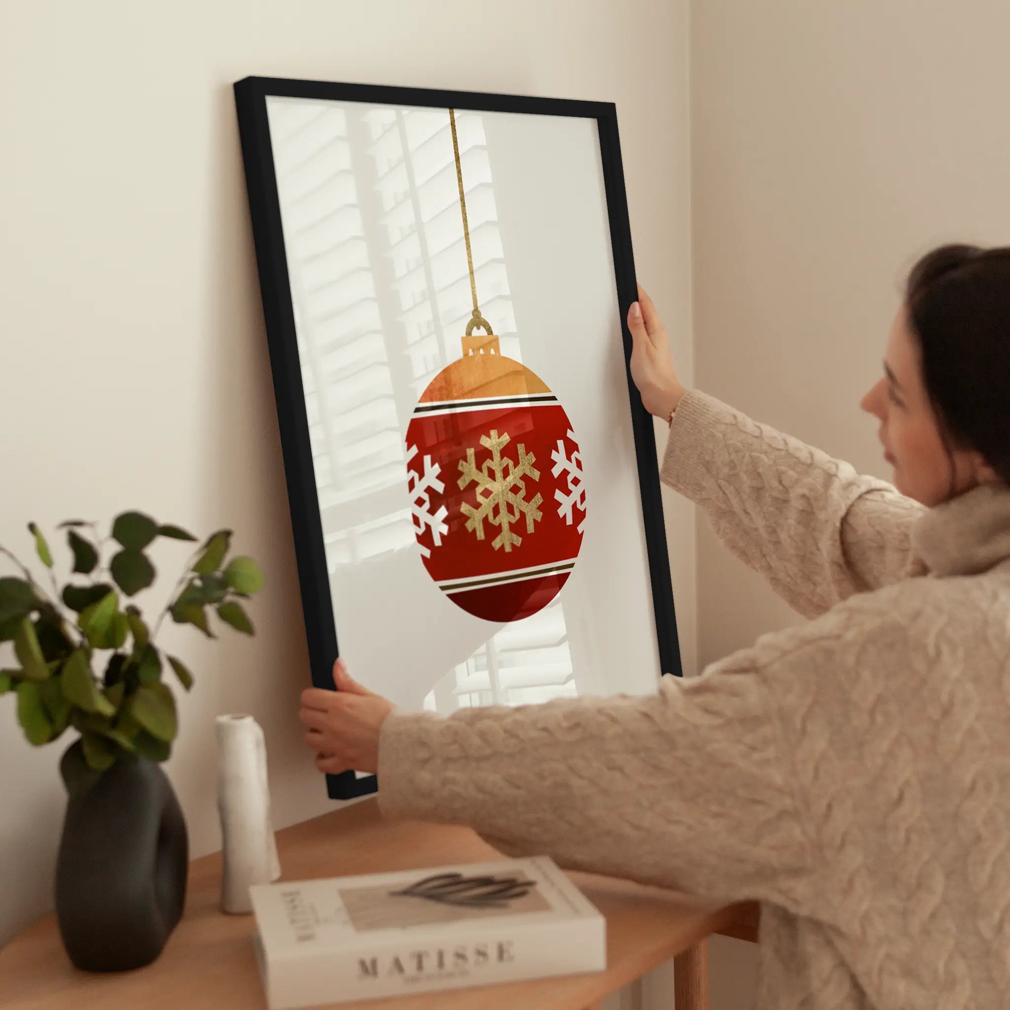 Red Christmas Bauble wird aufgehängt