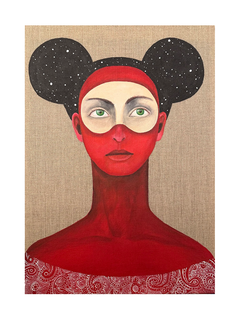 Mädchen in roter Kleidung mit schwarzen Haaren, die wie Mickey Mouse-Ohren aussehen, und grünen Augen, die in den Himmel schauen.