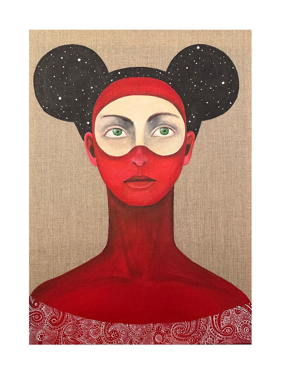 Mädchen in roter Kleidung mit schwarzen Haaren, die wie Mickey Mouse-Ohren aussehen, und grünen Augen, die in den Himmel schauen.