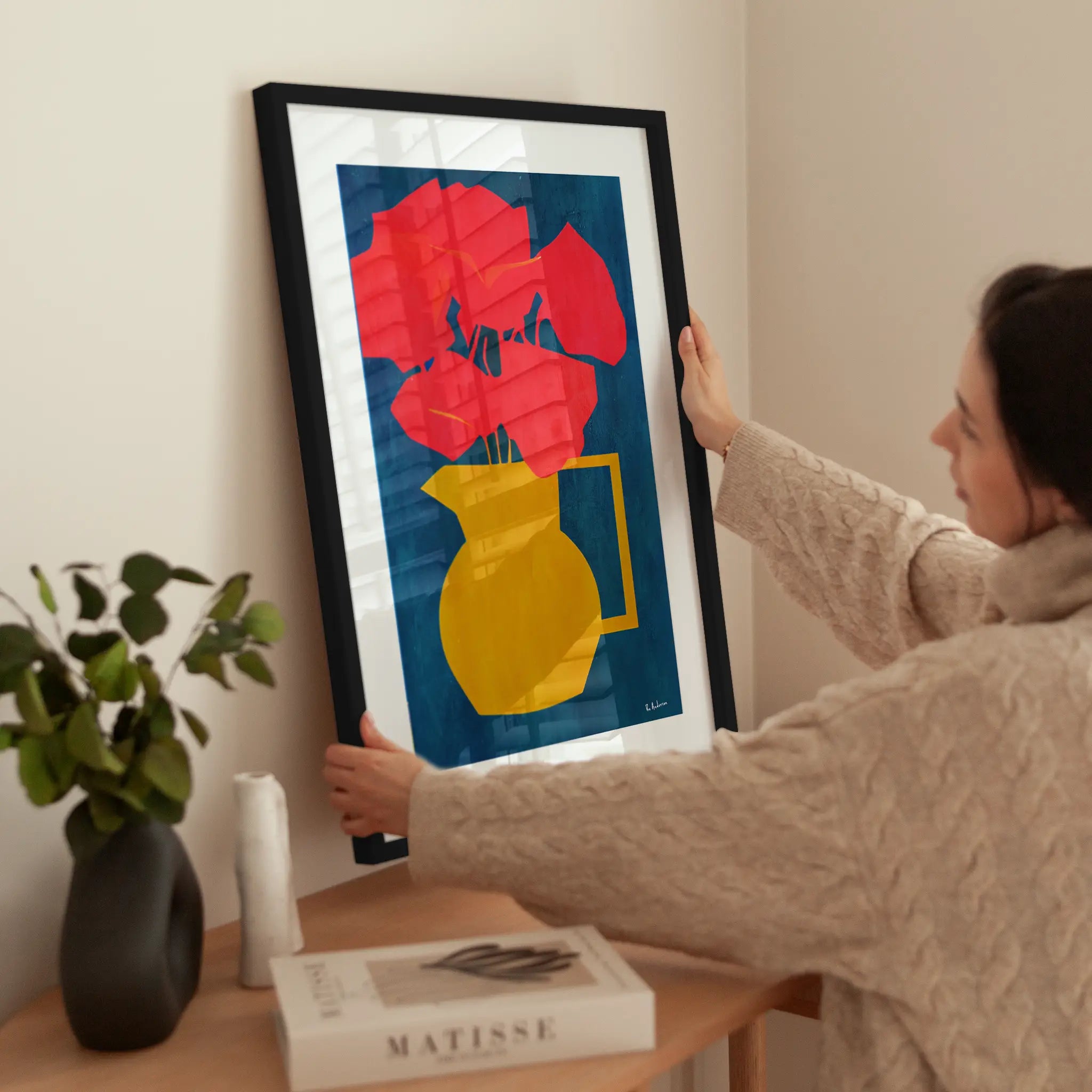 Red Flowers in Yellow Vase wird aufgehängt