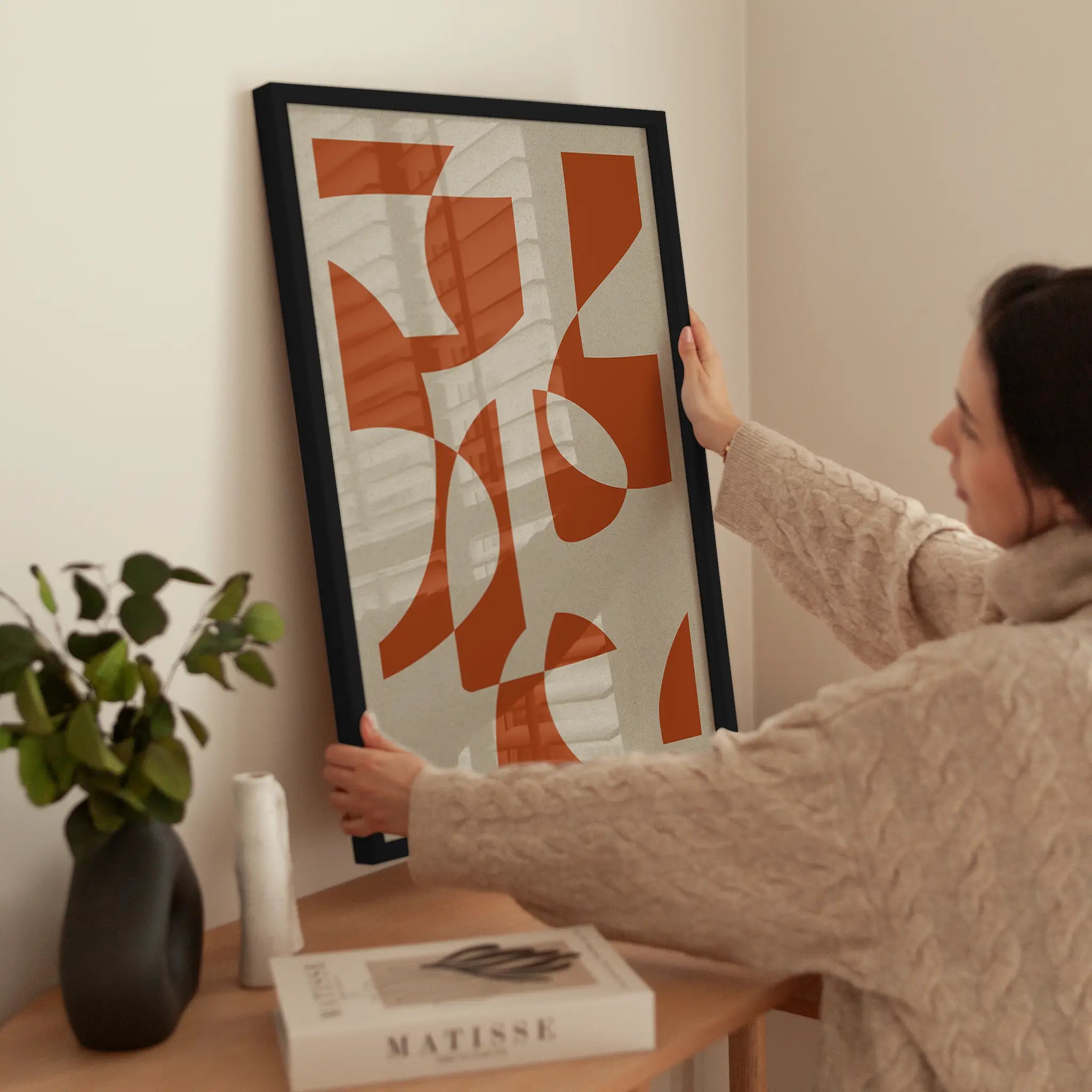 Red Shapes wird aufgehängt