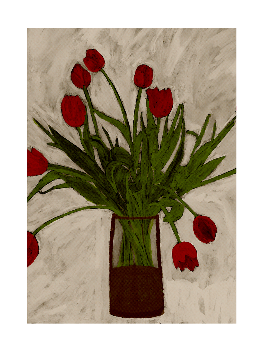 Rote Tulpen in einer Glasvase vor einem grauen Hintergrund.