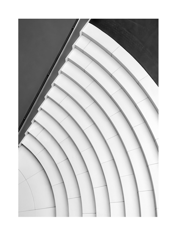 Schwarz-weiß-Fotografie von weißen, runden Treppenstufen.