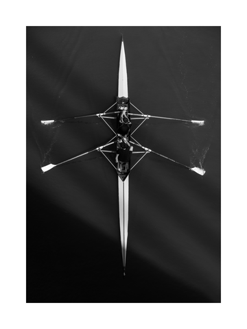 Schwarz-Weiß-Fotografie eines Ruderbootes aus der Vogelperspektive.